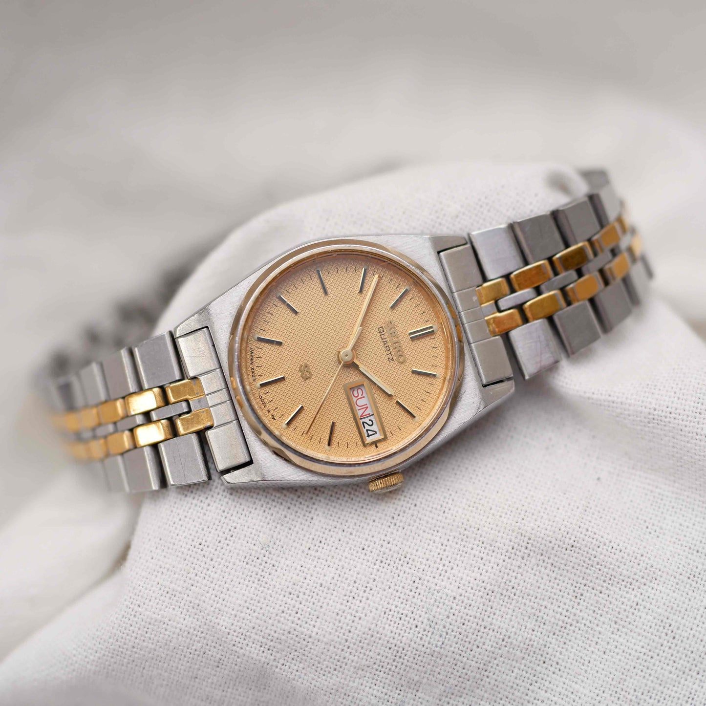 Seiko Baby Oak: Ladies Vintage 80s Two-Tone Structured Gold Dial