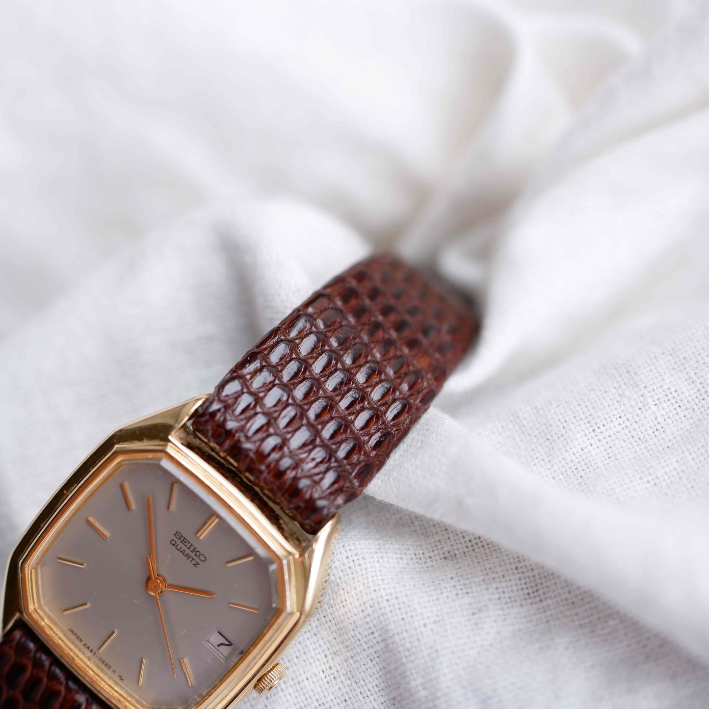 Seiko Vintage Tank: Ladies Watch 80s Gold with Gray Sunburst Dial