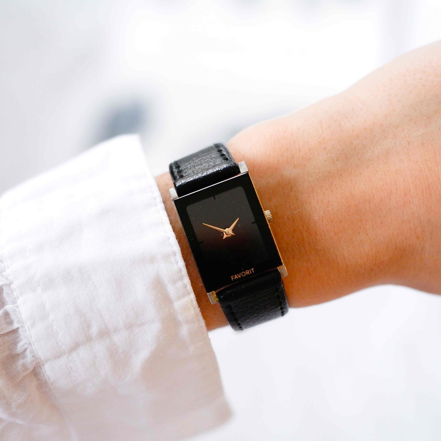 Favorit Vintage Watch: Ladies 80s Golden Rectangular with Black Dial Two Hands