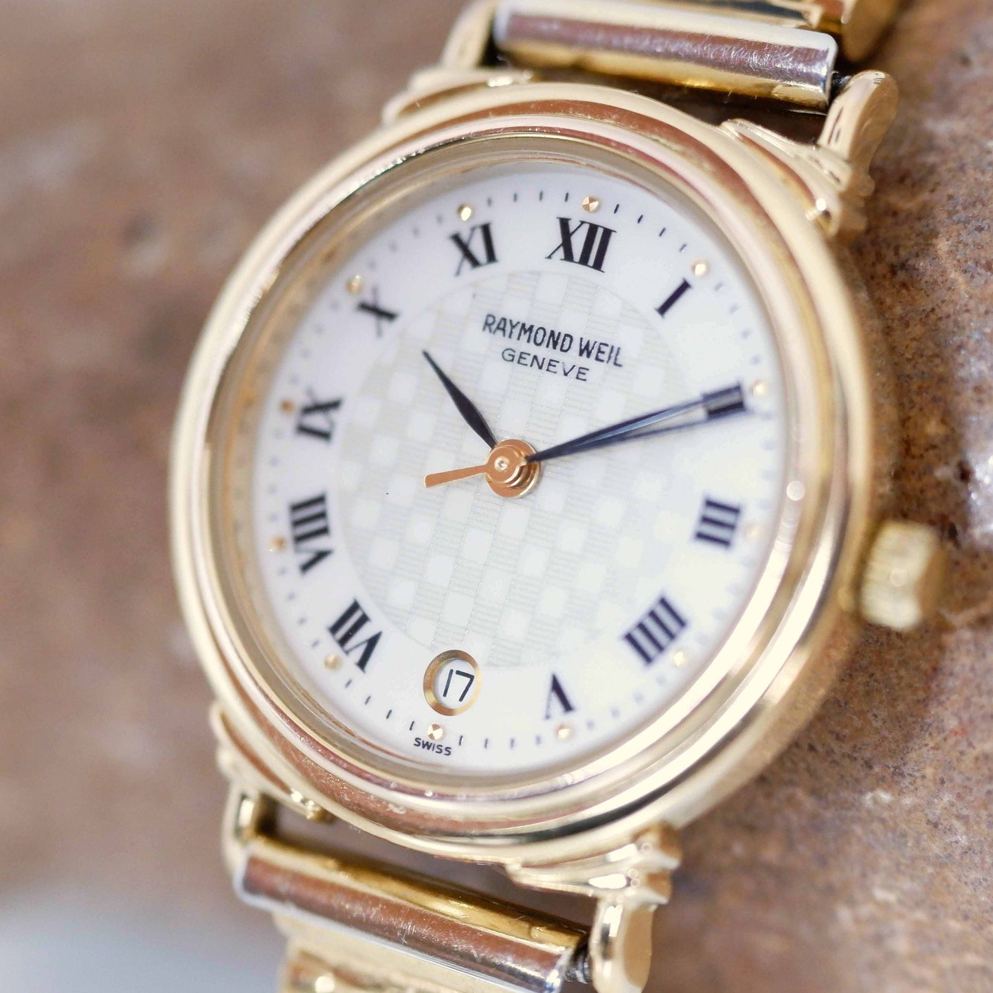 Raymond Weil Vintage Ladies Watch: 90s Golden Style with Roman Numerals | Slight Right Side