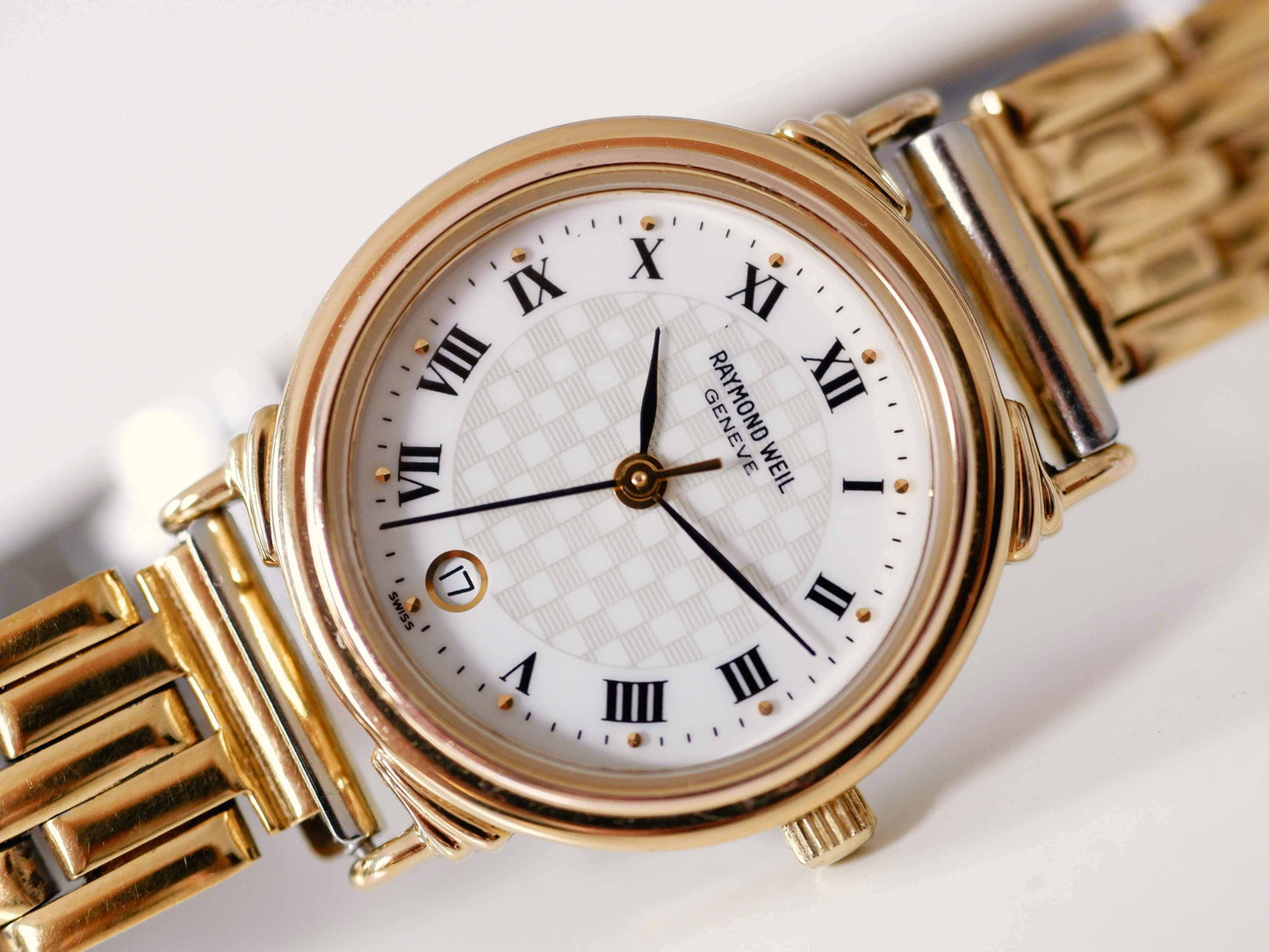 Raymond Weil Vintage Ladies Watch: 90s Golden Style with Roman Numerals | Second Front Side