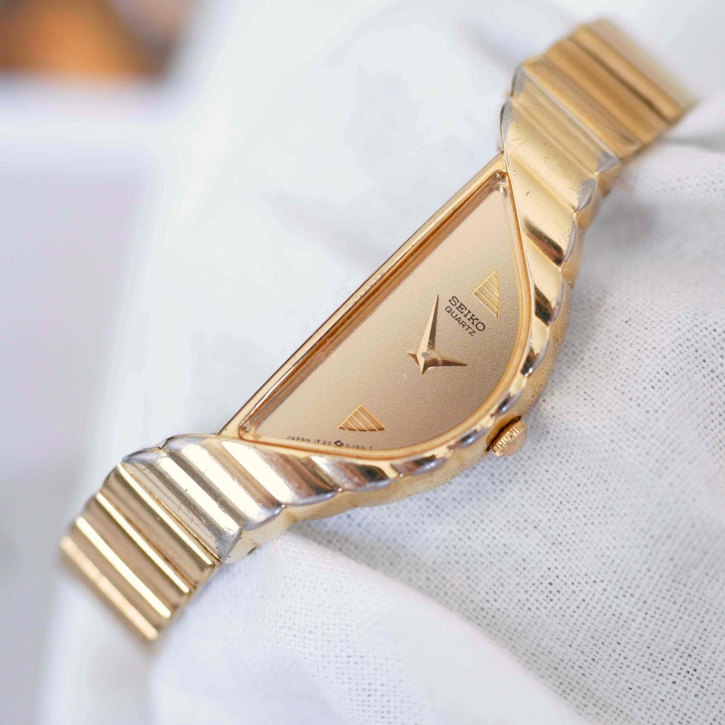 Seiko Half Moon: Vintage Cocktail Watch 80s Ladies Golden Dainty with Champagne Dial