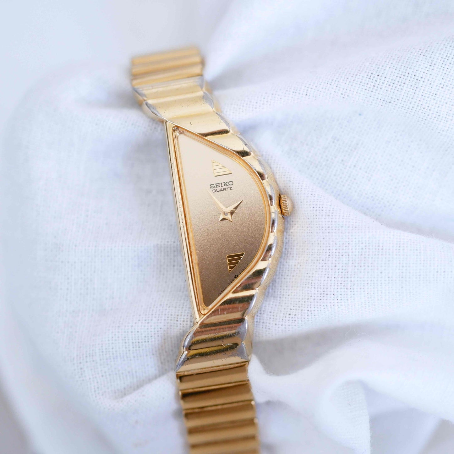 Seiko Half Moon: Vintage Cocktail Watch 80s Ladies Golden Dainty with Champagne Dial