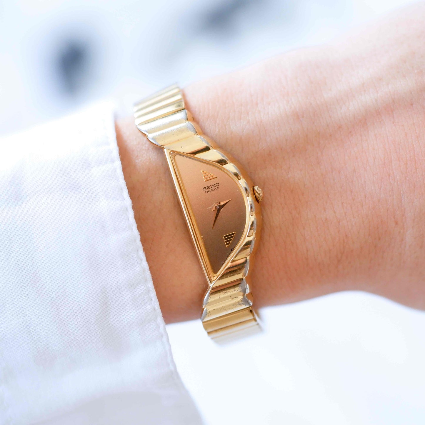 Seiko Half Moon: Vintage Cocktail Watch 80s Ladies Golden Dainty with Champagne Dial