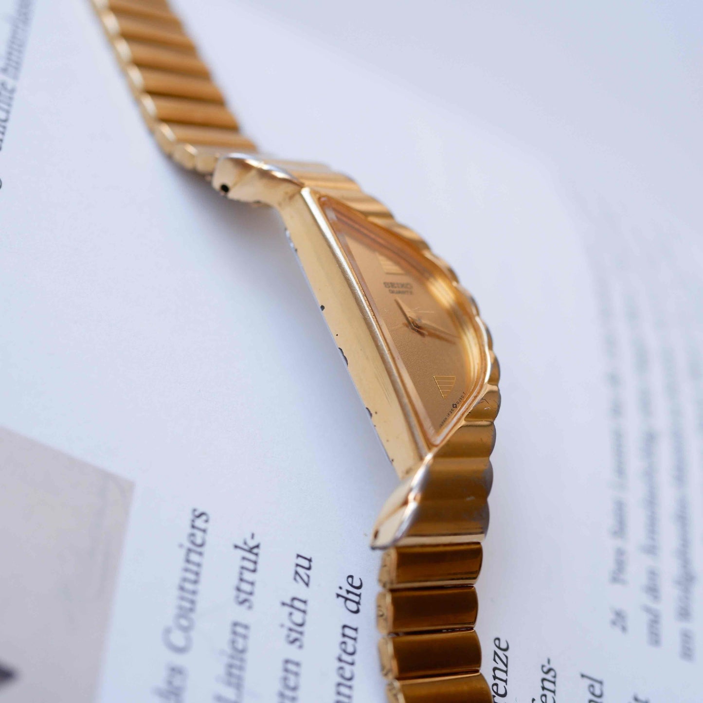 Seiko Half Moon: Vintage Cocktail Watch 80s Ladies Golden Dainty with Champagne Dial