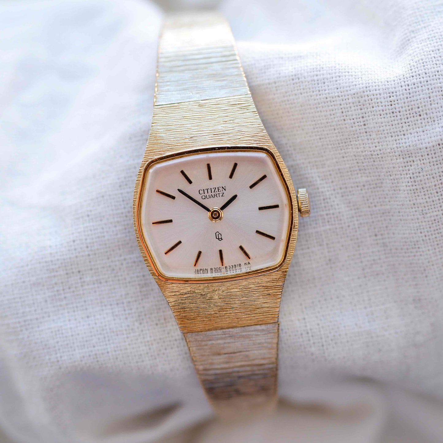 Citizen Vintage Watch: 90s Cocktail Ladies Golden Rectangular Style