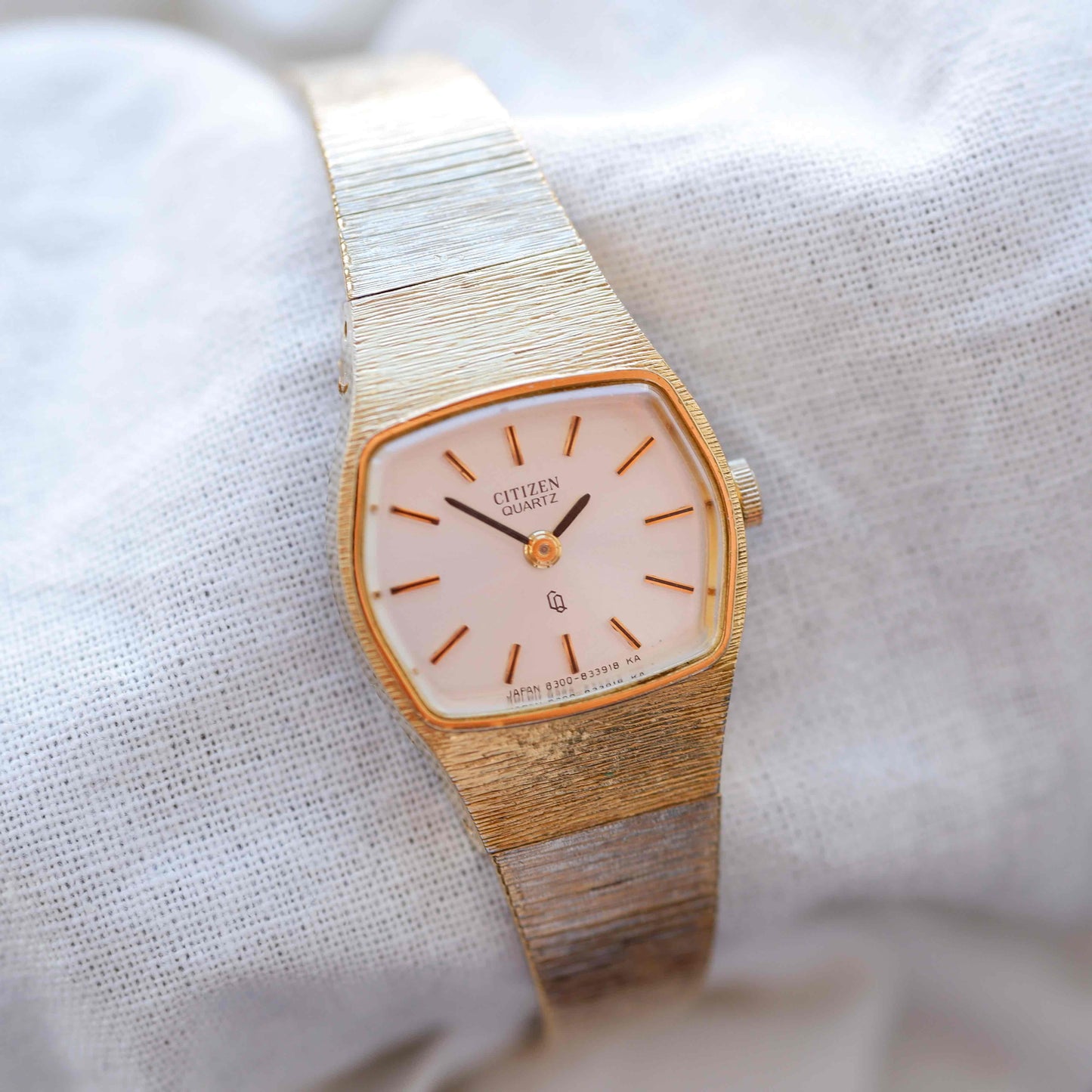 Citizen Vintage Watch: 90s Cocktail Ladies Golden Rectangular Style