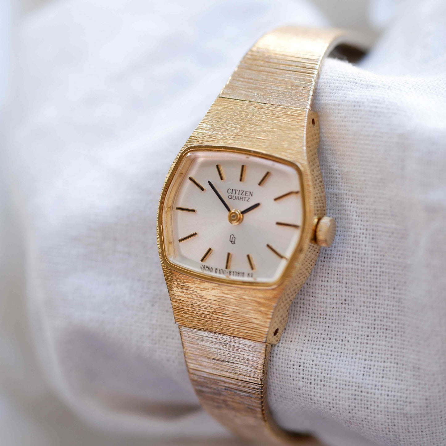 Citizen Vintage Watch: 90s Cocktail Ladies Golden Rectangular Style
