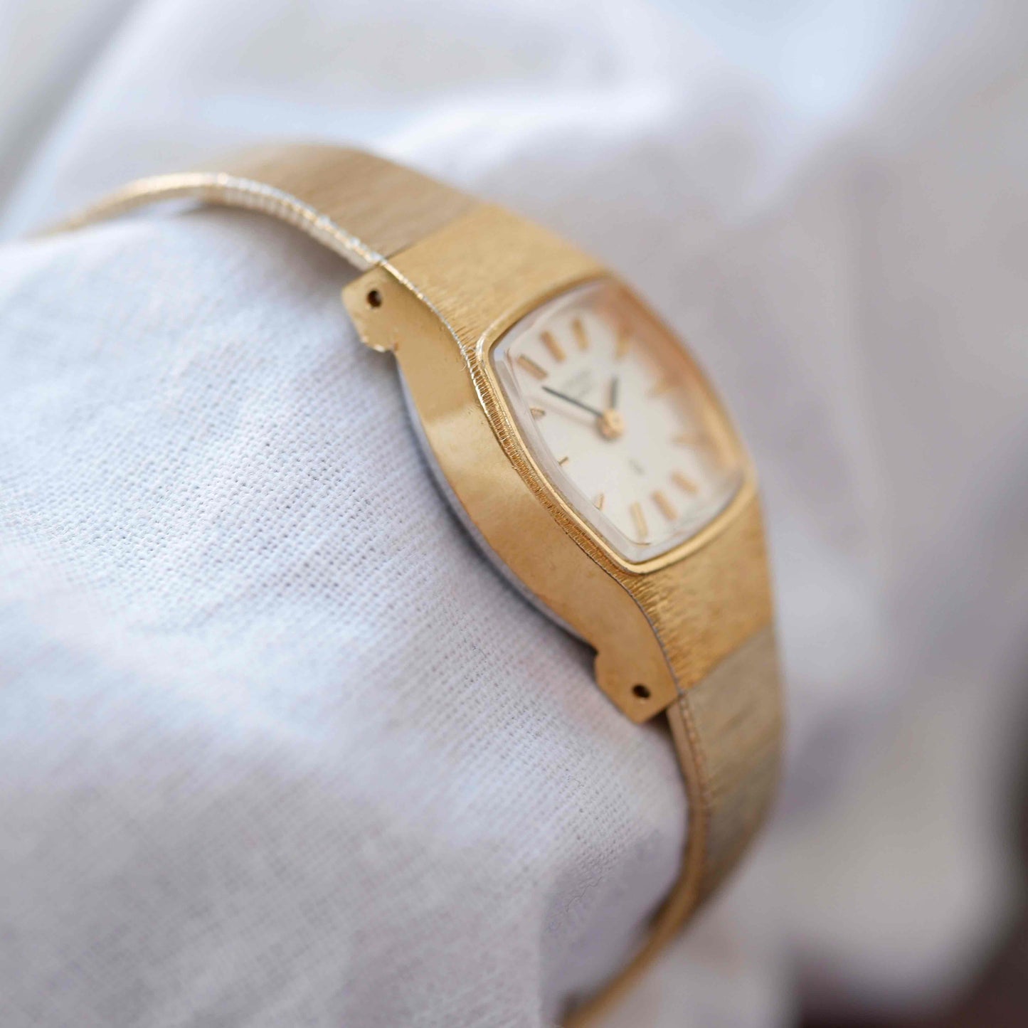 Citizen Vintage Watch: 90s Cocktail Ladies Golden Rectangular Style