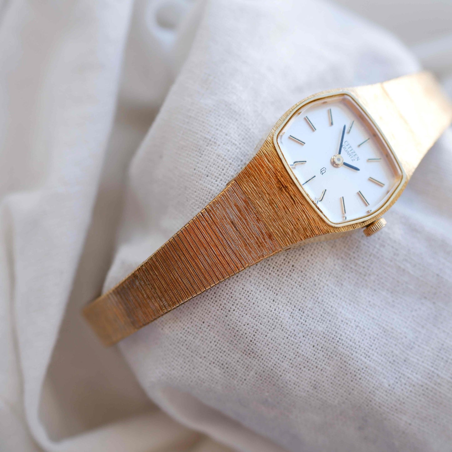 Citizen Vintage Watch: 90s Cocktail Ladies Golden Rectangular Style