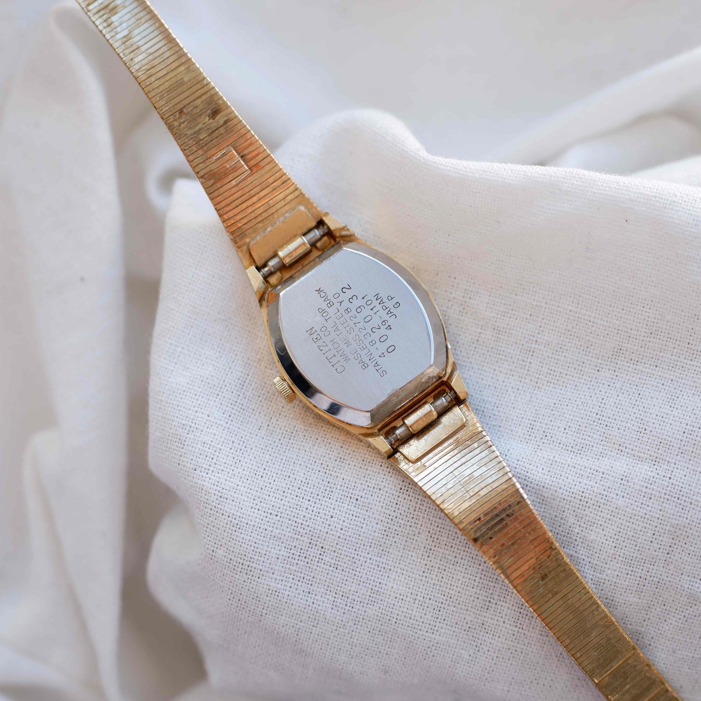 Citizen Vintage Watch: 90s Cocktail Ladies Golden Rectangular Style