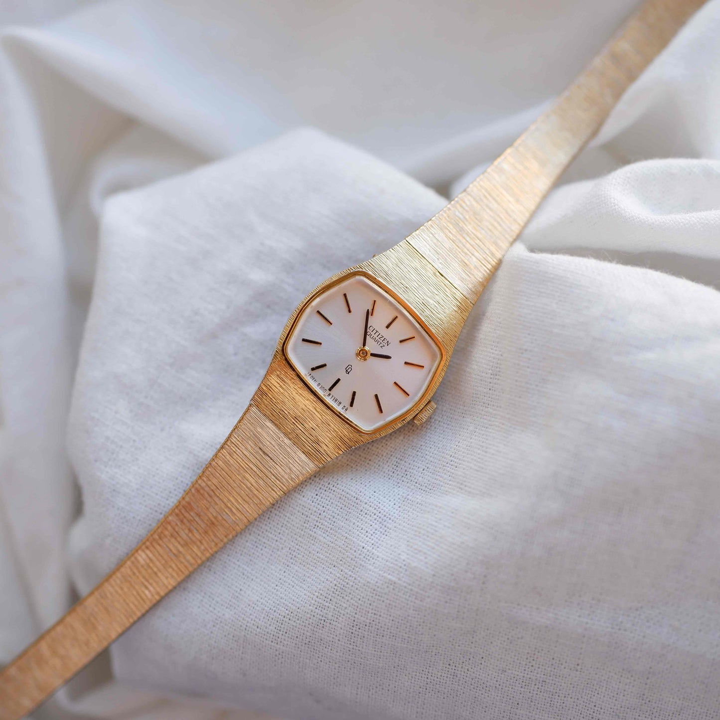 Citizen Vintage Watch: 90s Cocktail Ladies Golden Rectangular Style