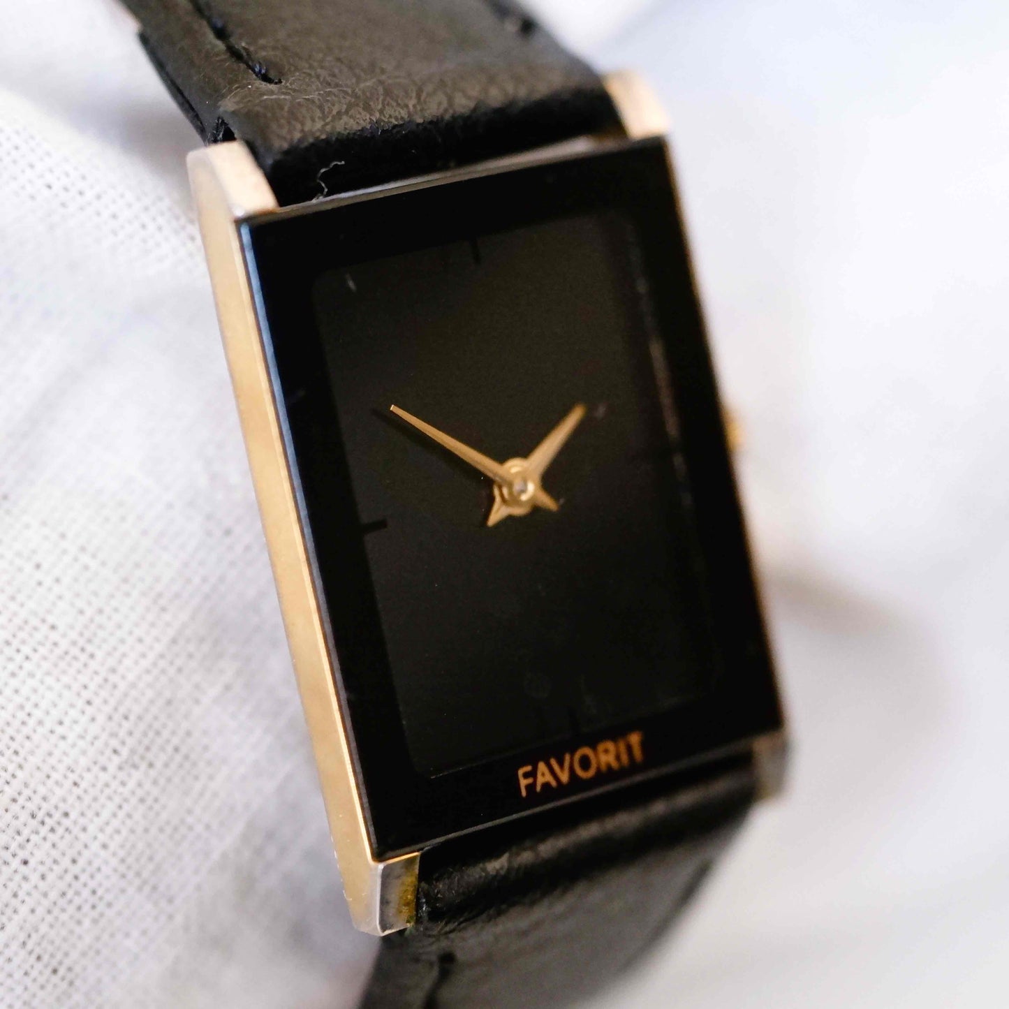 Favorit Vintage Watch: Ladies 80s Golden Rectangular with Black Dial Two Hands