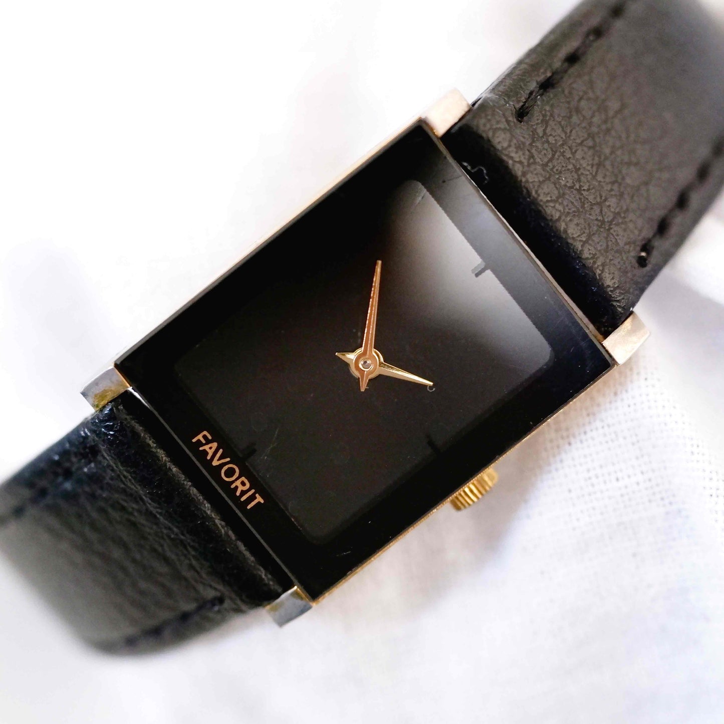 Favorit Vintage Watch: Ladies 80s Golden Rectangular with Black Dial Two Hands