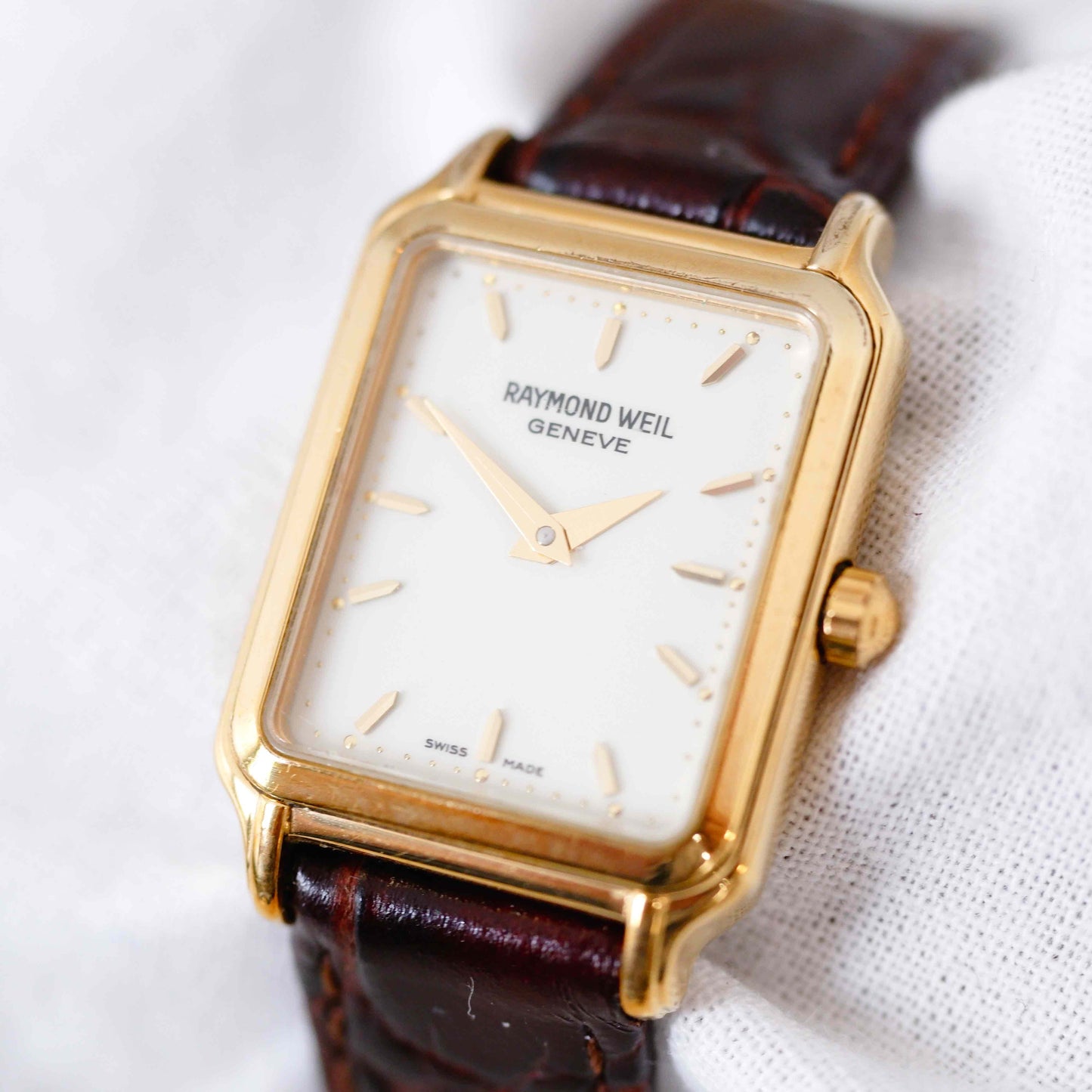 Raymond Weil Vintage Ladies Watch: 90s Golden Rectangular Style with White Dial | Slight Right Side