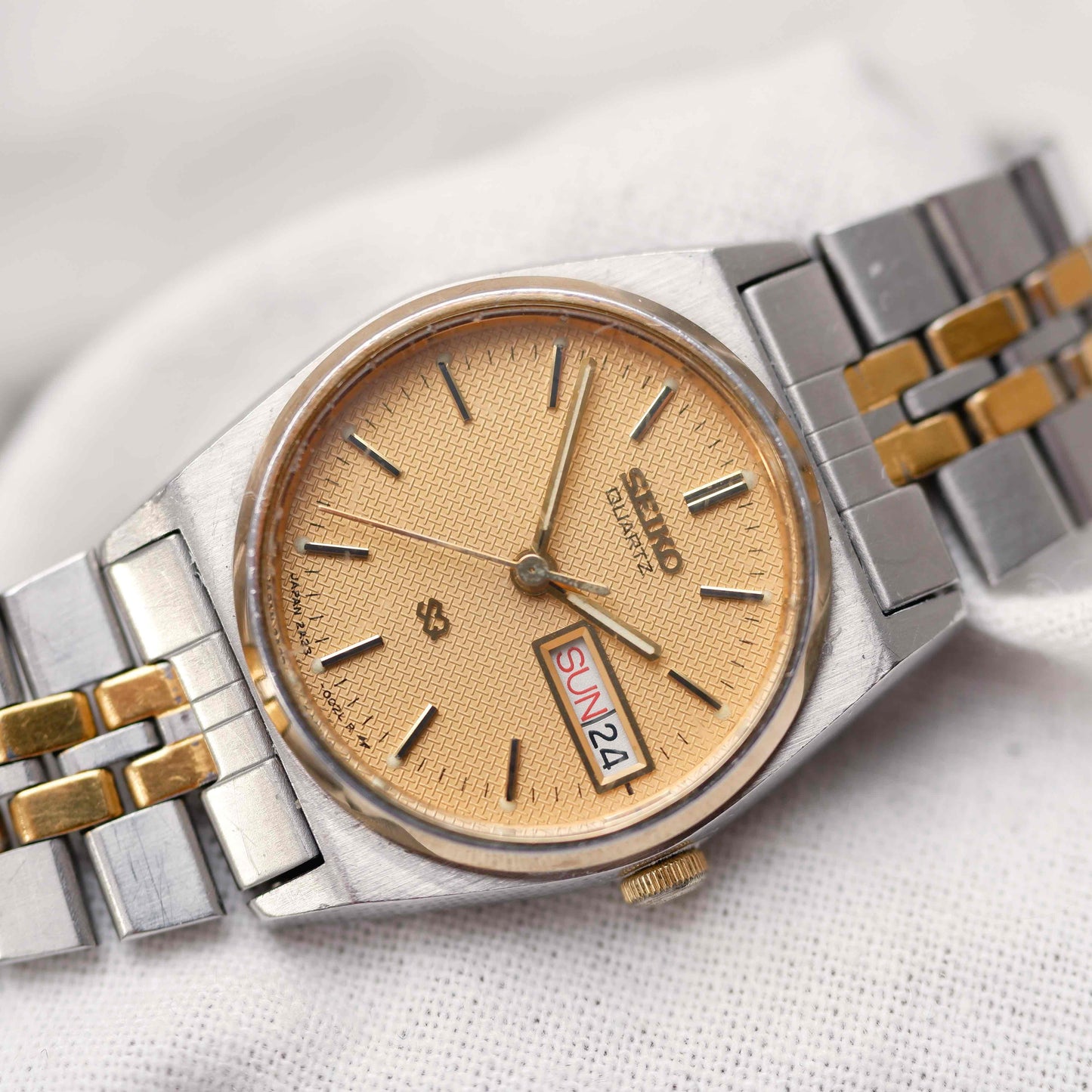Seiko Baby Oak: Ladies Vintage 80s Two-Tone Structured Gold Dial