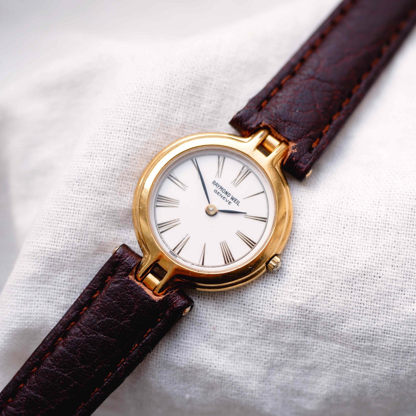 Raymond Weil Ronde: Vintage Ultra Slim 80s Golden with Roman Numerals