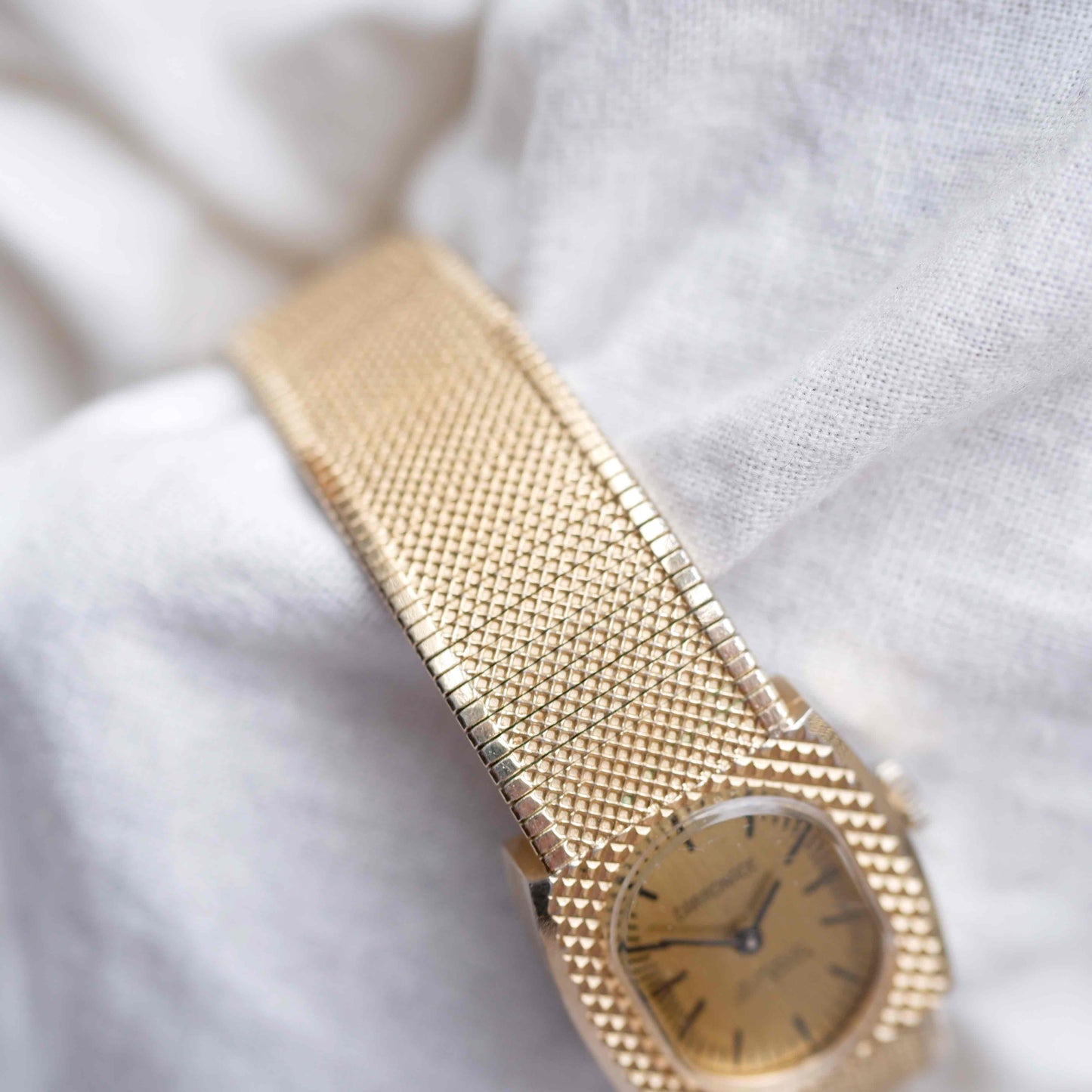 Carronade Cocktail Watch: Vintage Ladies 60s Golden Mechanical with diamond-textured Bezel
