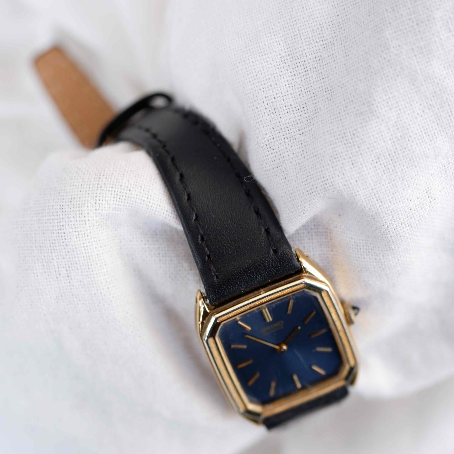 Seiko Vintage Tank: Ladies Watch 80s Gold with Blue Sunburst Dial