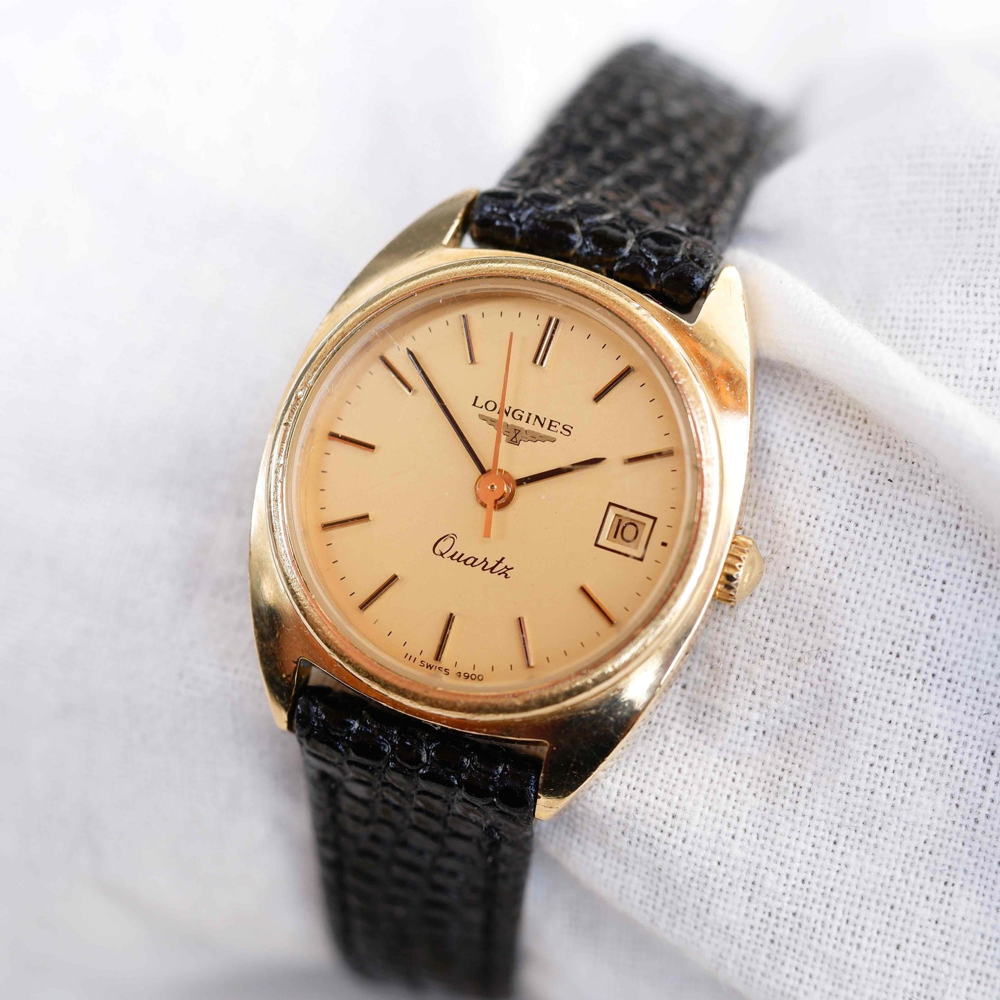 Longines Vintage Watch: Ladies 80s Golden with Champagne Dial