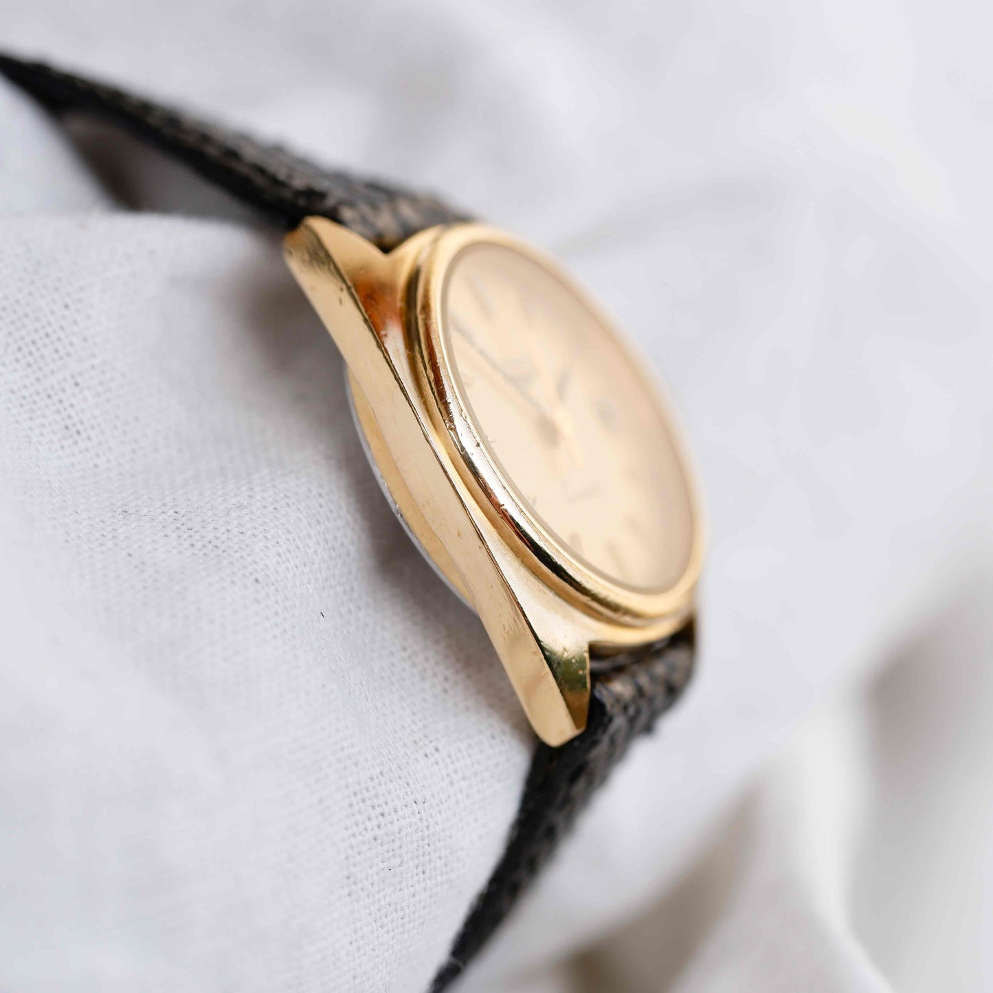 Longines Vintage Watch: Ladies 80s Golden with Champagne Dial