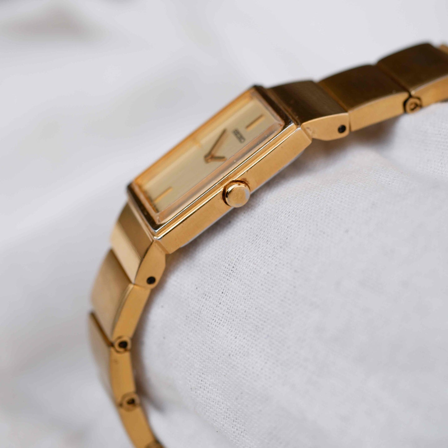 Seiko Vintage Watch: Ladies Tank 80s Golden Dainty with Champagne Dial