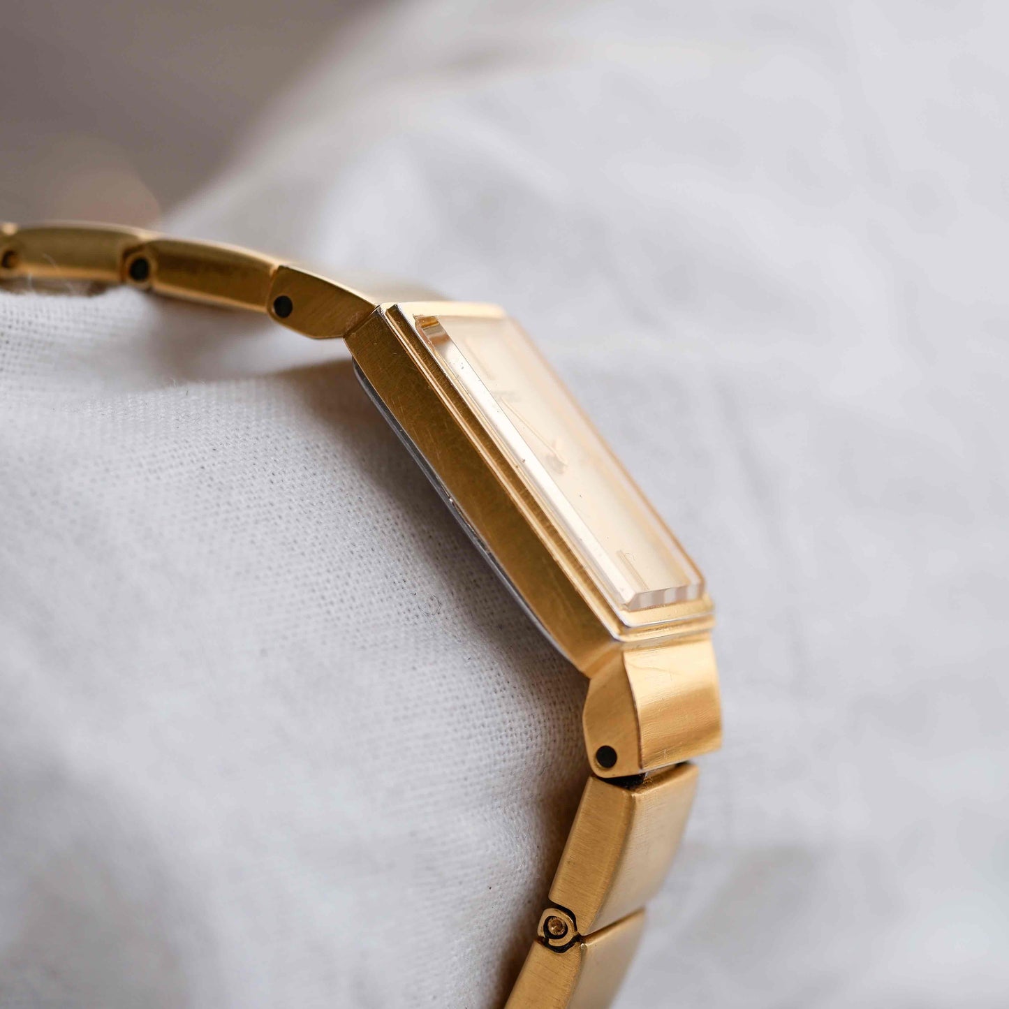 Seiko Vintage Watch: Ladies Tank 80s Golden Dainty with Champagne Dial