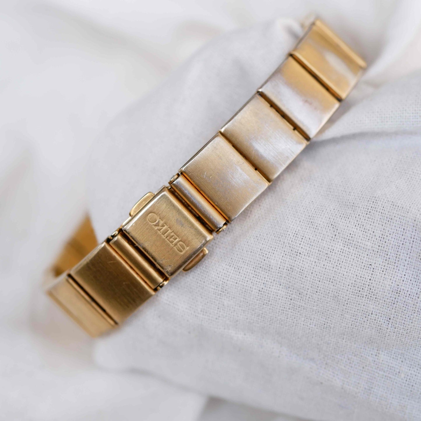 Seiko Vintage Watch: Ladies Tank 80s Golden Dainty with Champagne Dial