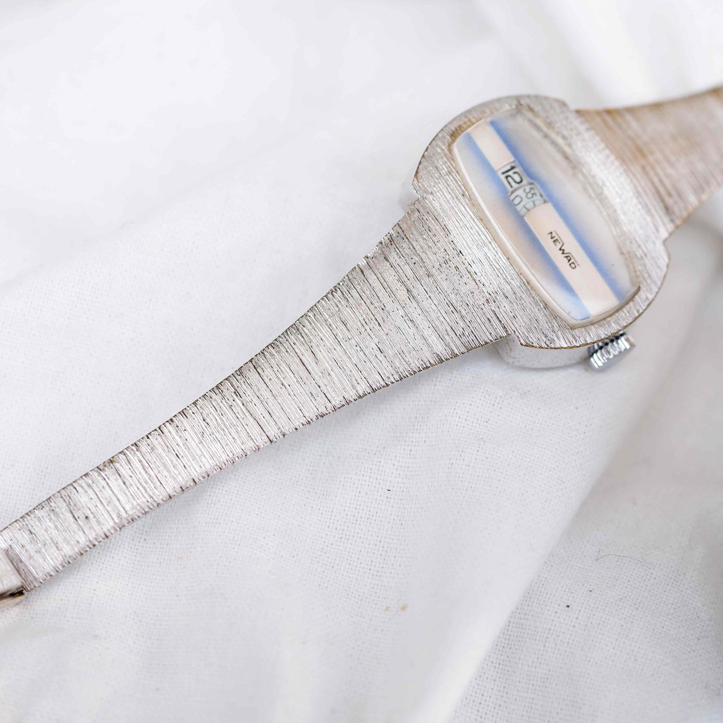 Vintage Newad Jump Hour: Ladies Vintage 70s Mechanical Blue Dial