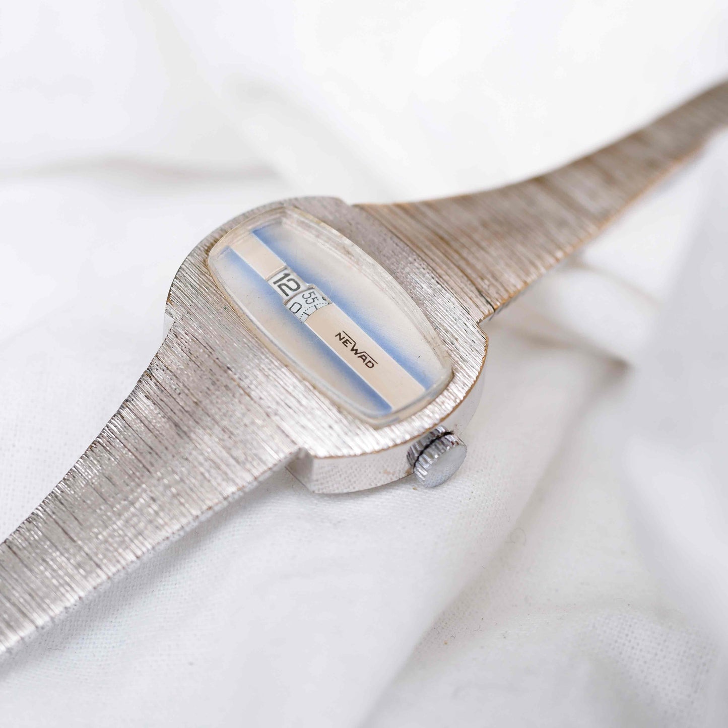 Vintage Newad Jump Hour: Ladies Vintage 70s Mechanical Blue Dial