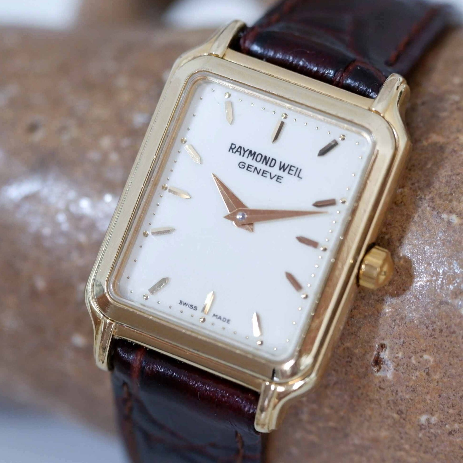Raymond Weil Vintage Ladies Watch: 90s Golden Rectangular Style with White Dial | Slight Right Side