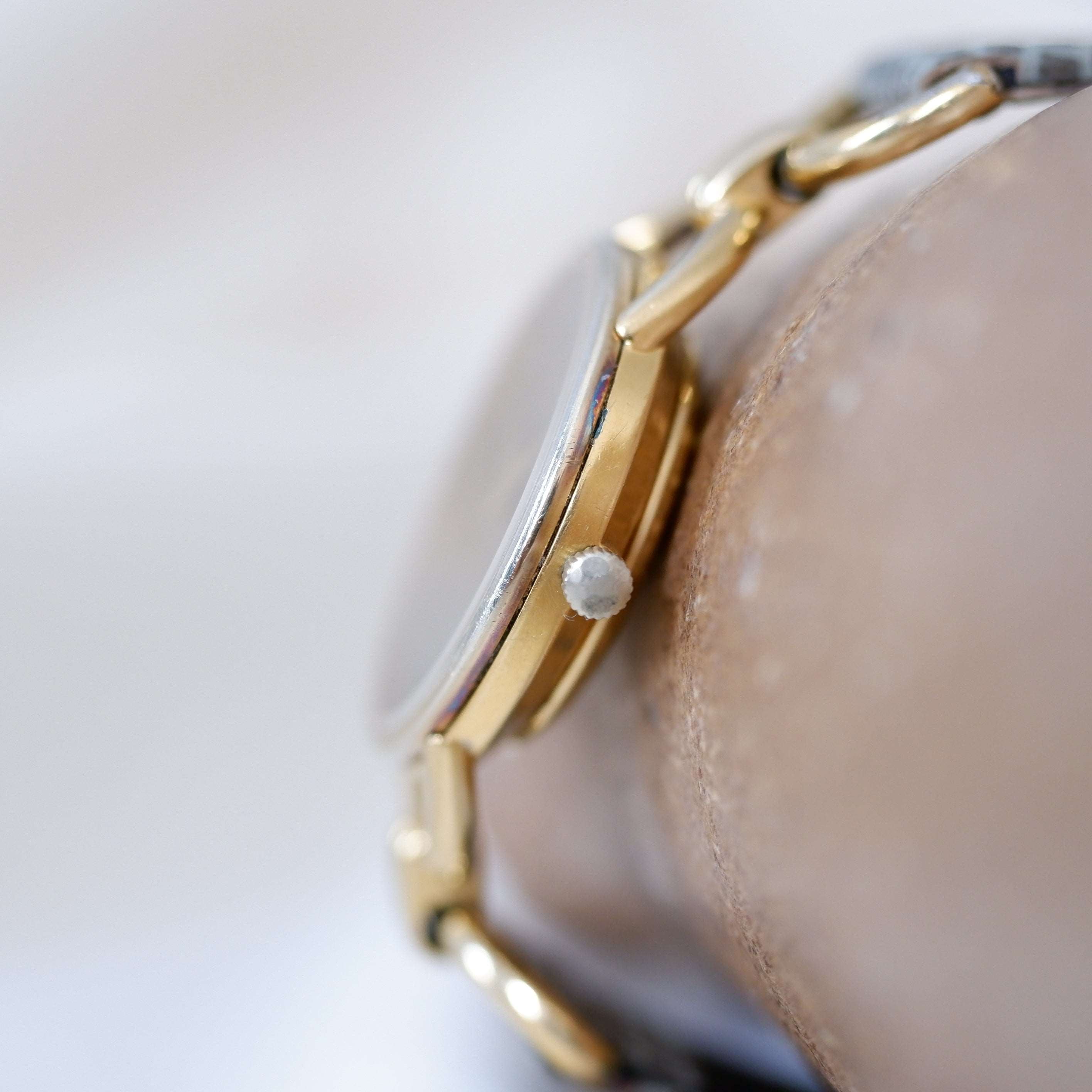 Gucci 6000.2.l Watch: Vintage Ladies 90s Gold and Tropical