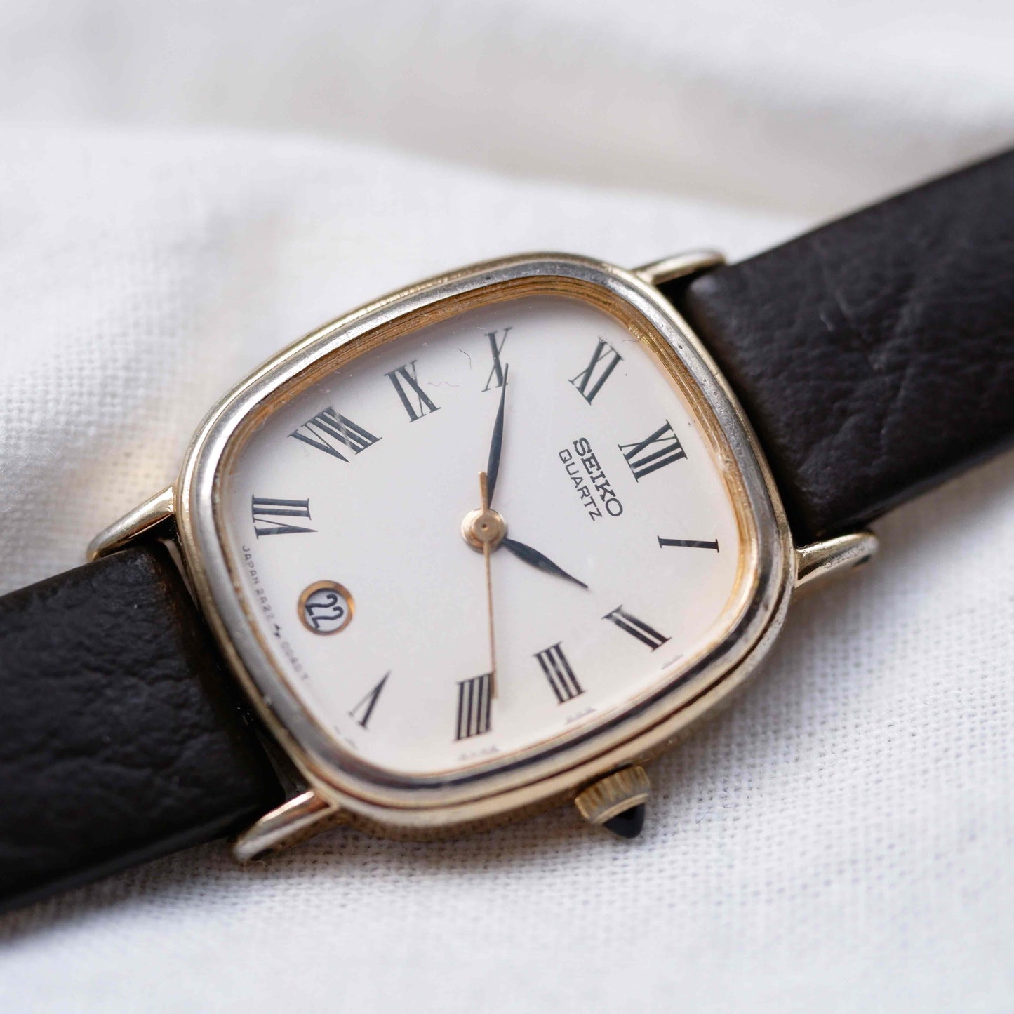 Seiko Vintage Tank: Ladies Watch 80s Gold White Roman Dial