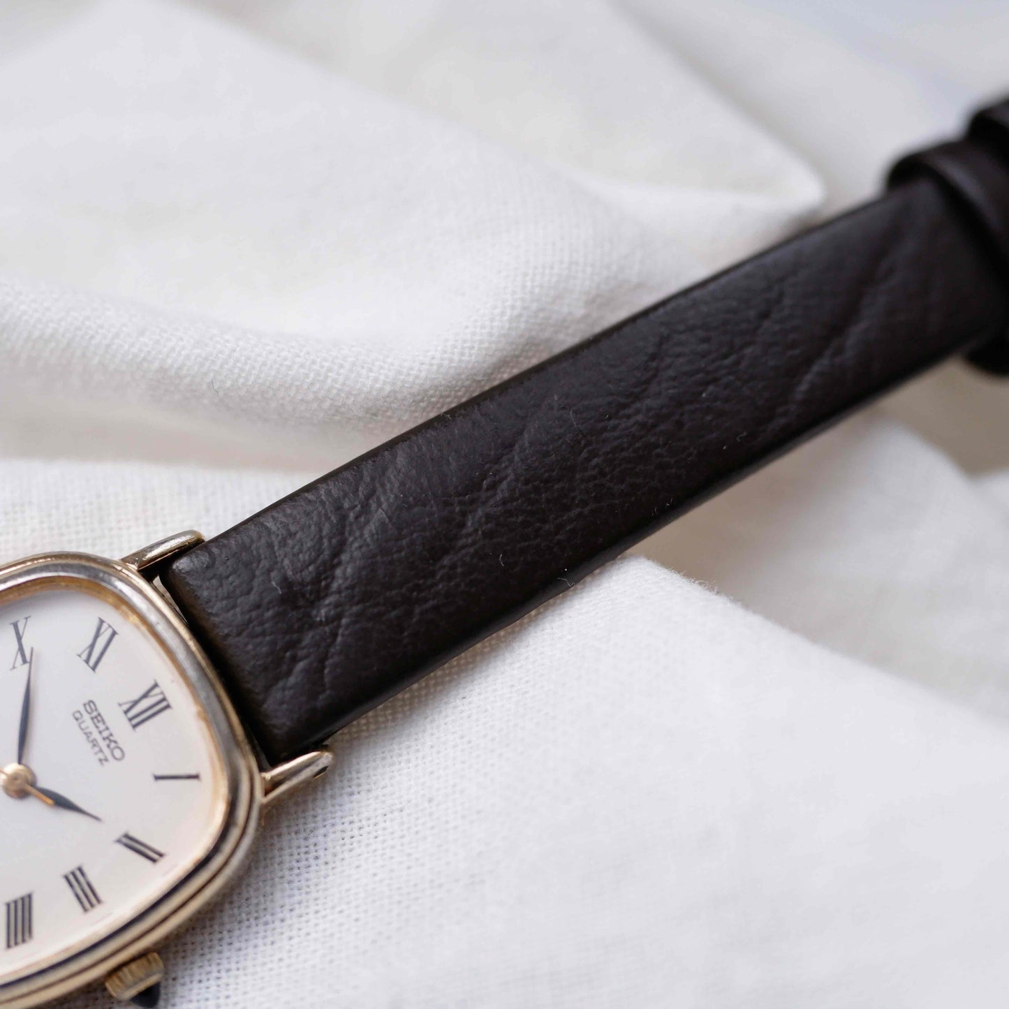 Seiko Vintage Tank: Ladies Watch 80s Gold White Roman Dial