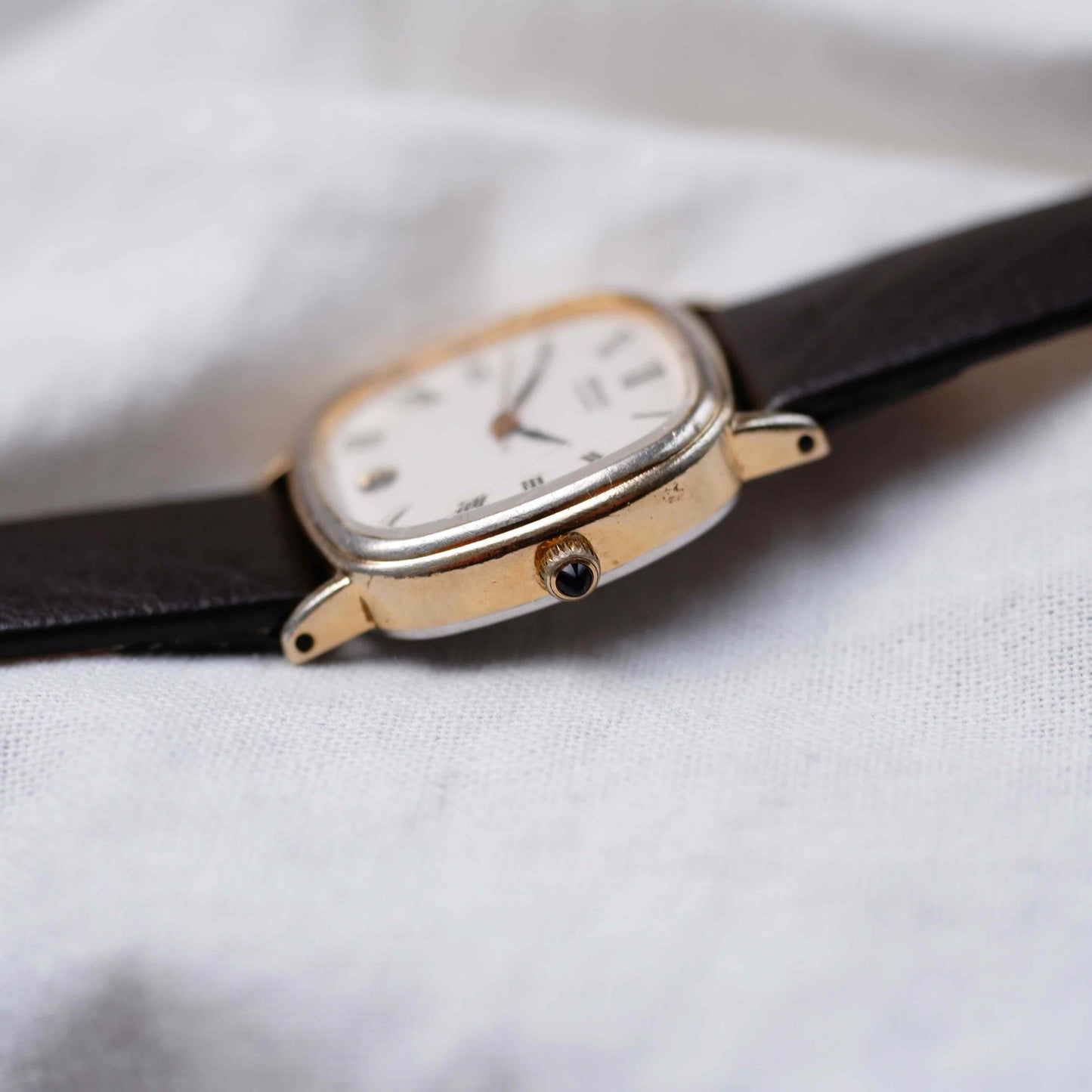 Seiko Vintage Tank: Ladies Watch 80s Gold White Roman Dial