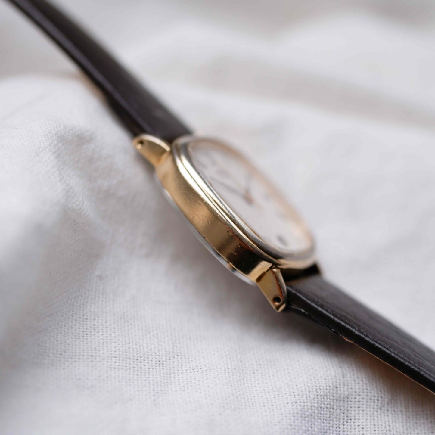 Seiko Vintage Tank: Ladies Watch 80s Gold White Roman Dial