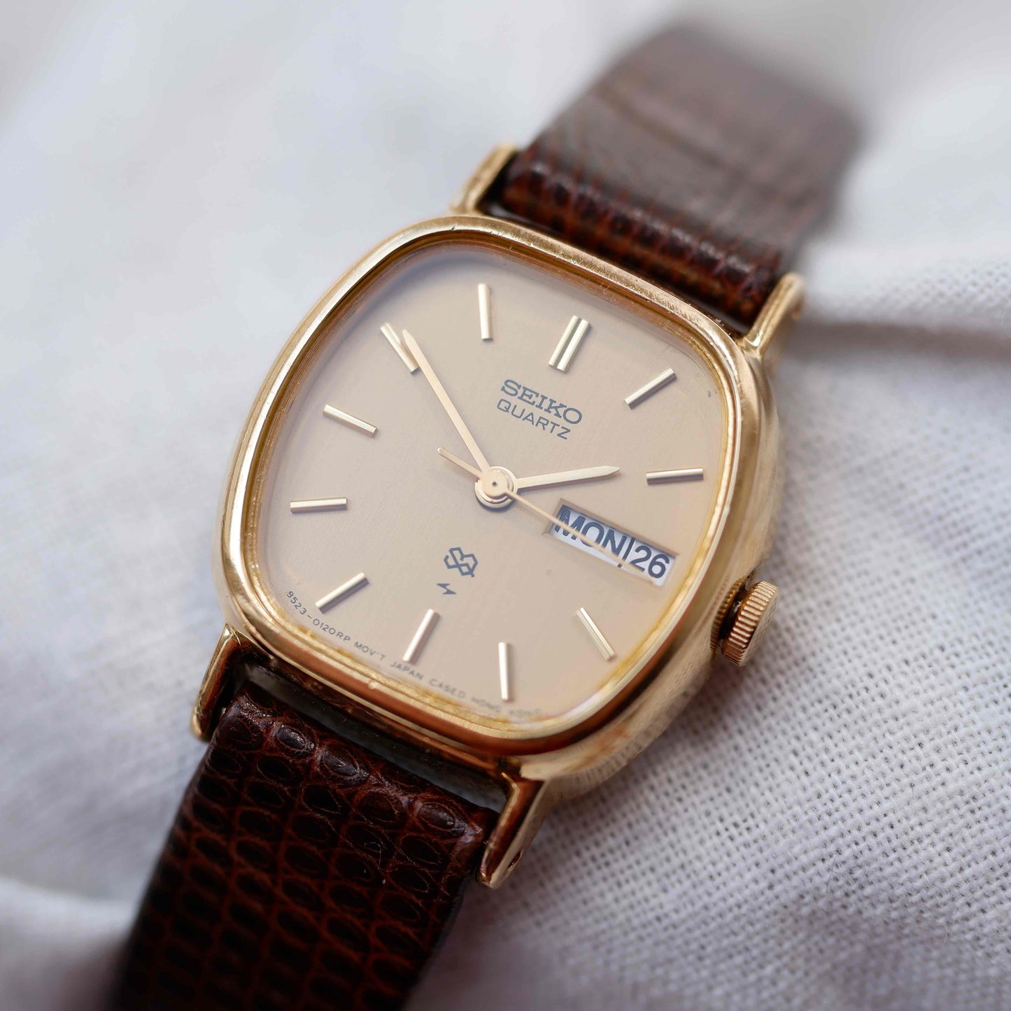 Seiko Vintage Tank: Ladies Watch 80s Gold Day and Date