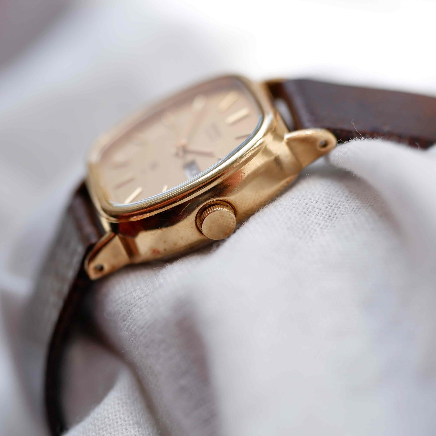Seiko Vintage Tank: Ladies Watch 80s Gold Day and Date