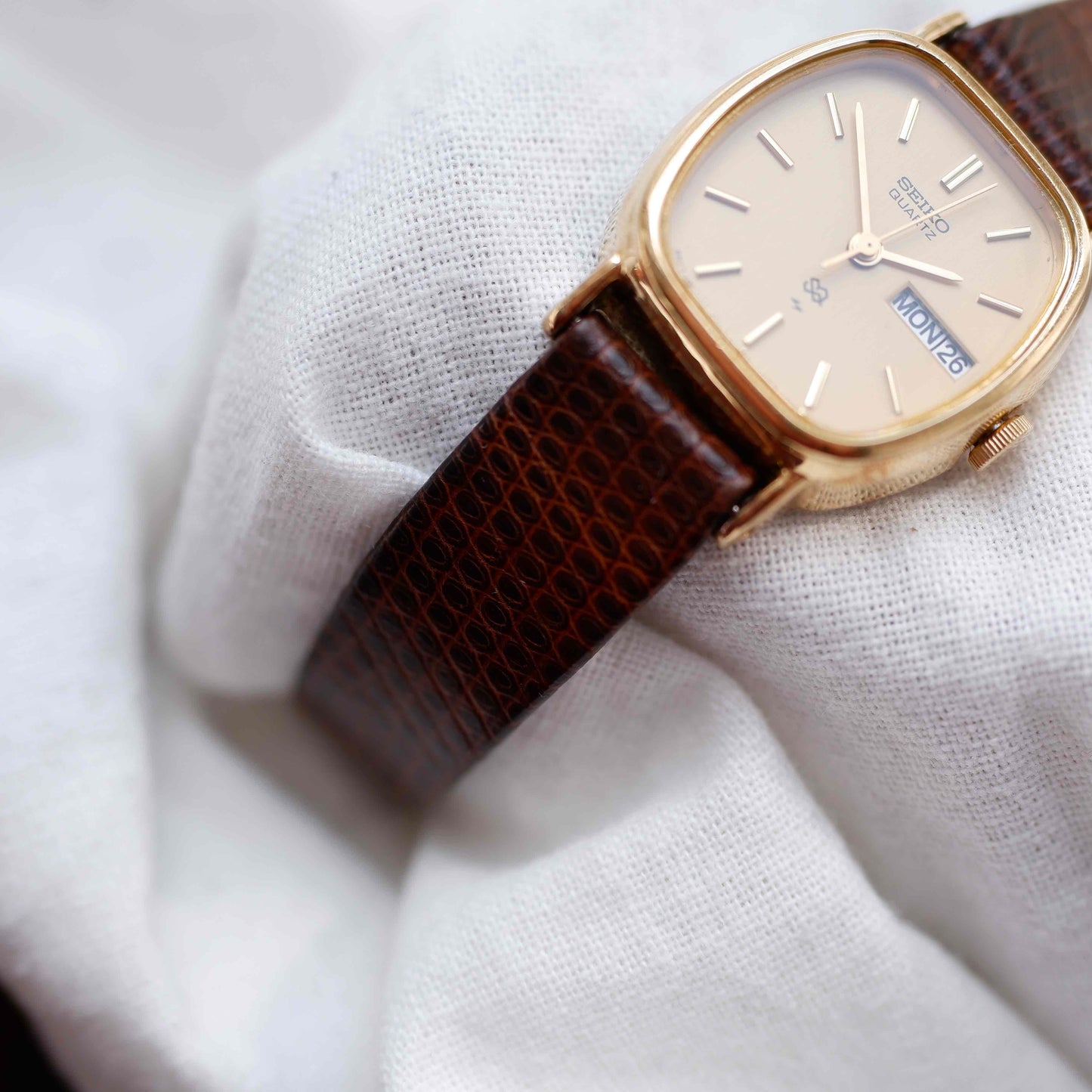 Seiko Vintage Tank: Ladies Watch 80s Gold Day and Date