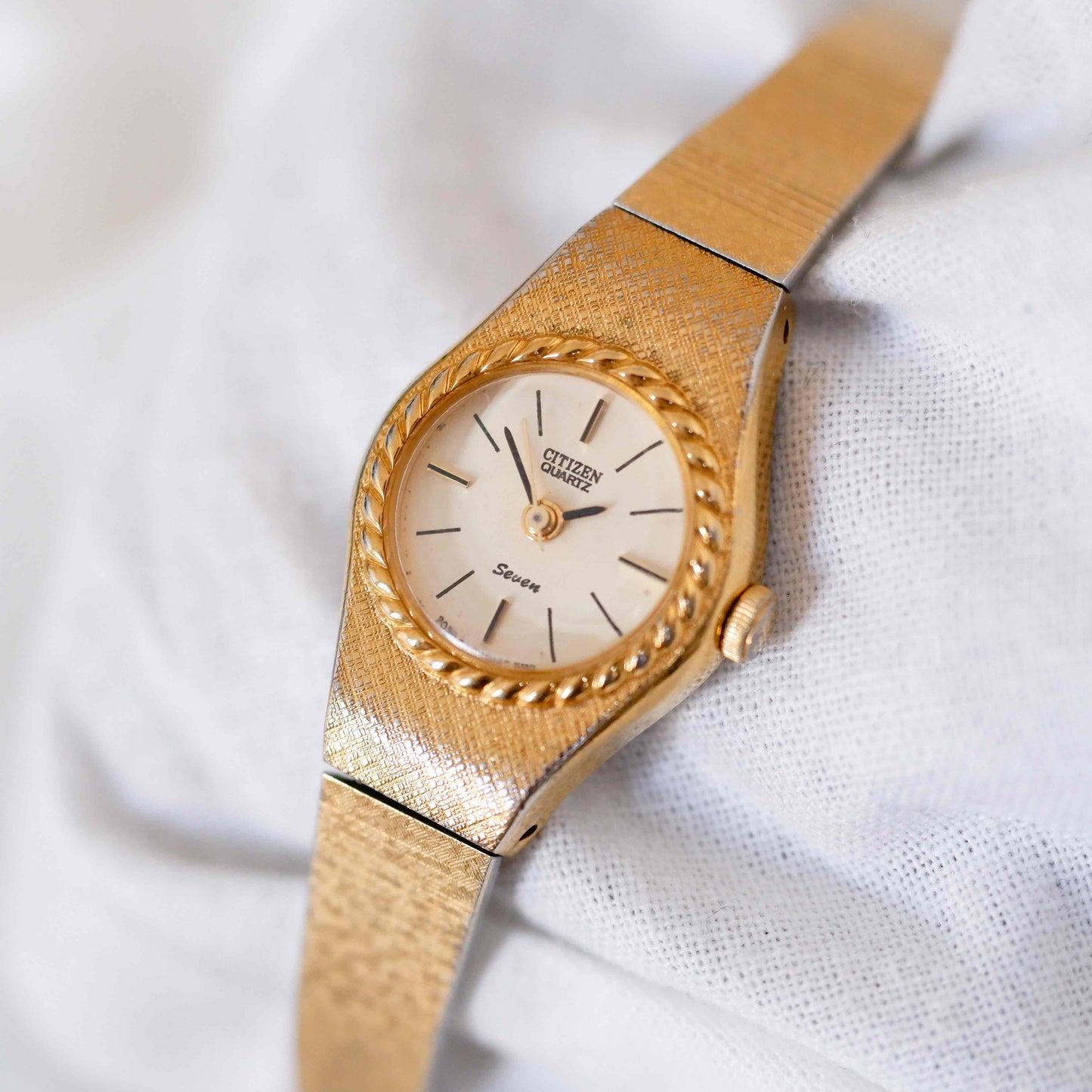 Citizen Cocktail Watch: Vintage 70s Ladies Golden Dainty with Light Gold Dial