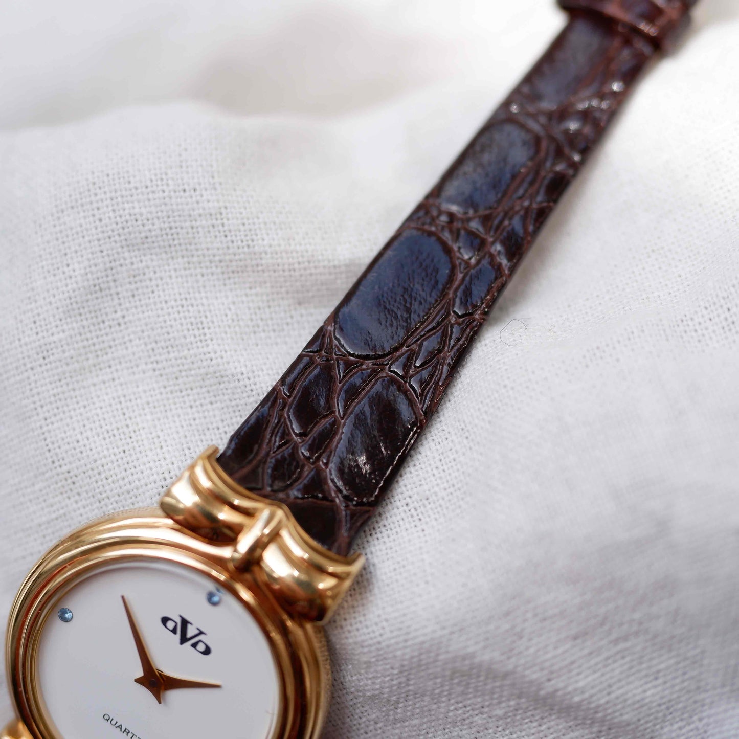 Ovo Vintage Watch: Petite Ladies Golden Watch 80s Blue Diamonds - NOS