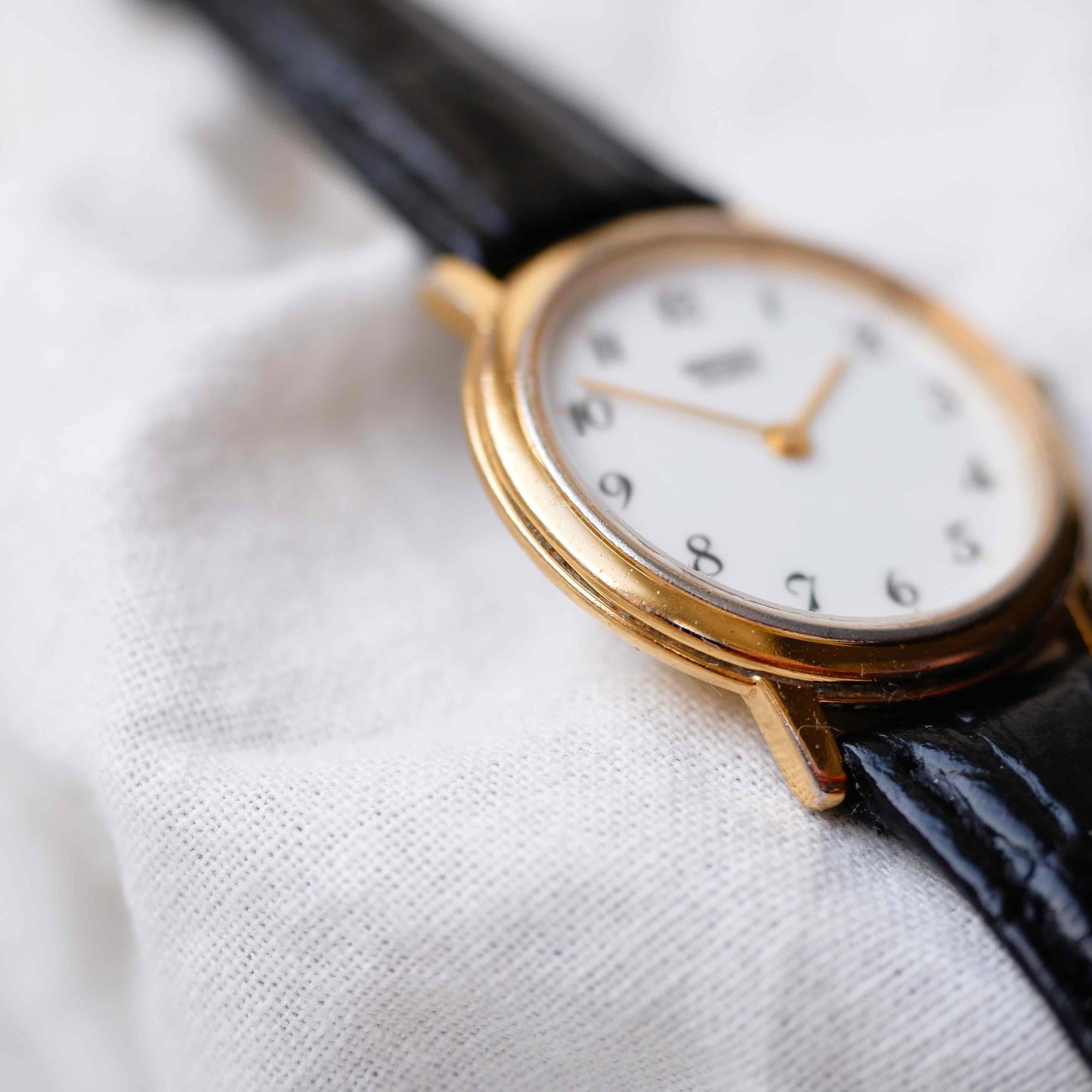 Seiko Vintage Ronde: Ladies Watch 90s Gold White Arabic Dial
