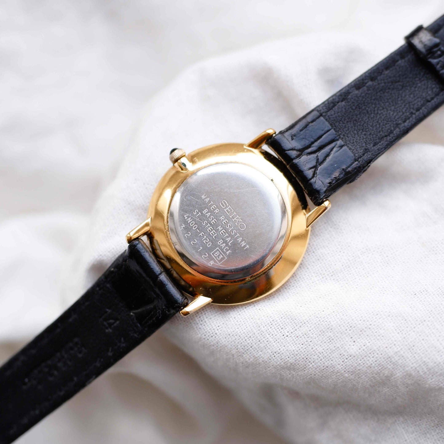 Seiko Vintage Ronde: Ladies Watch 90s Gold White Arabic Dial