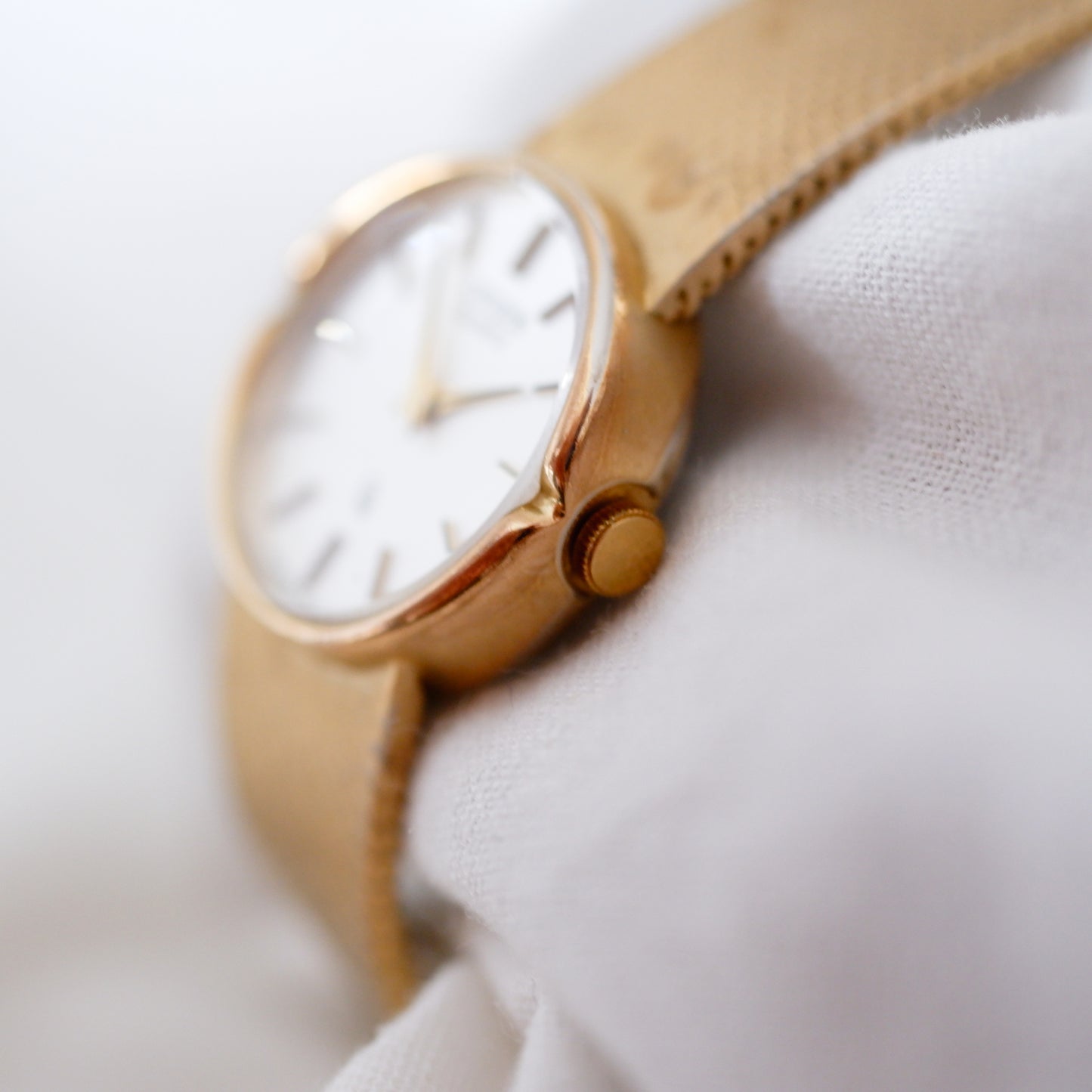 Citizen Cocktail Watch: Vintage Ladies 80s Golden Bracelet with White Dial