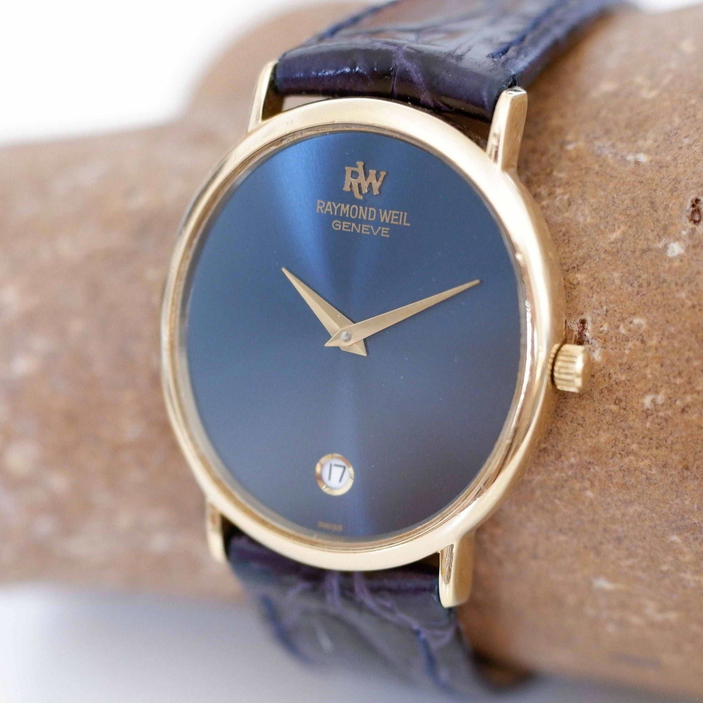 Raymond Weil Vintage Ladies Watch: 90s Golden Oval Style with Blue Sunburst Dial, Slight Right Side