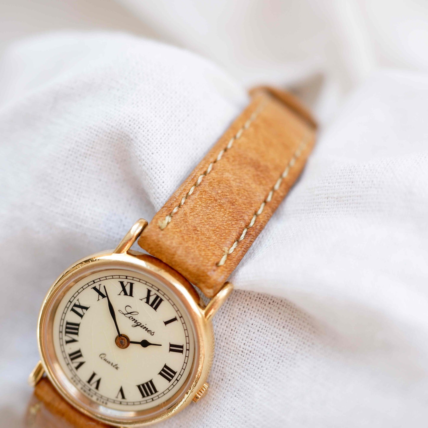 Longines Vintage Watch: Dainty Ladies 80s Golden with Ivory Dial