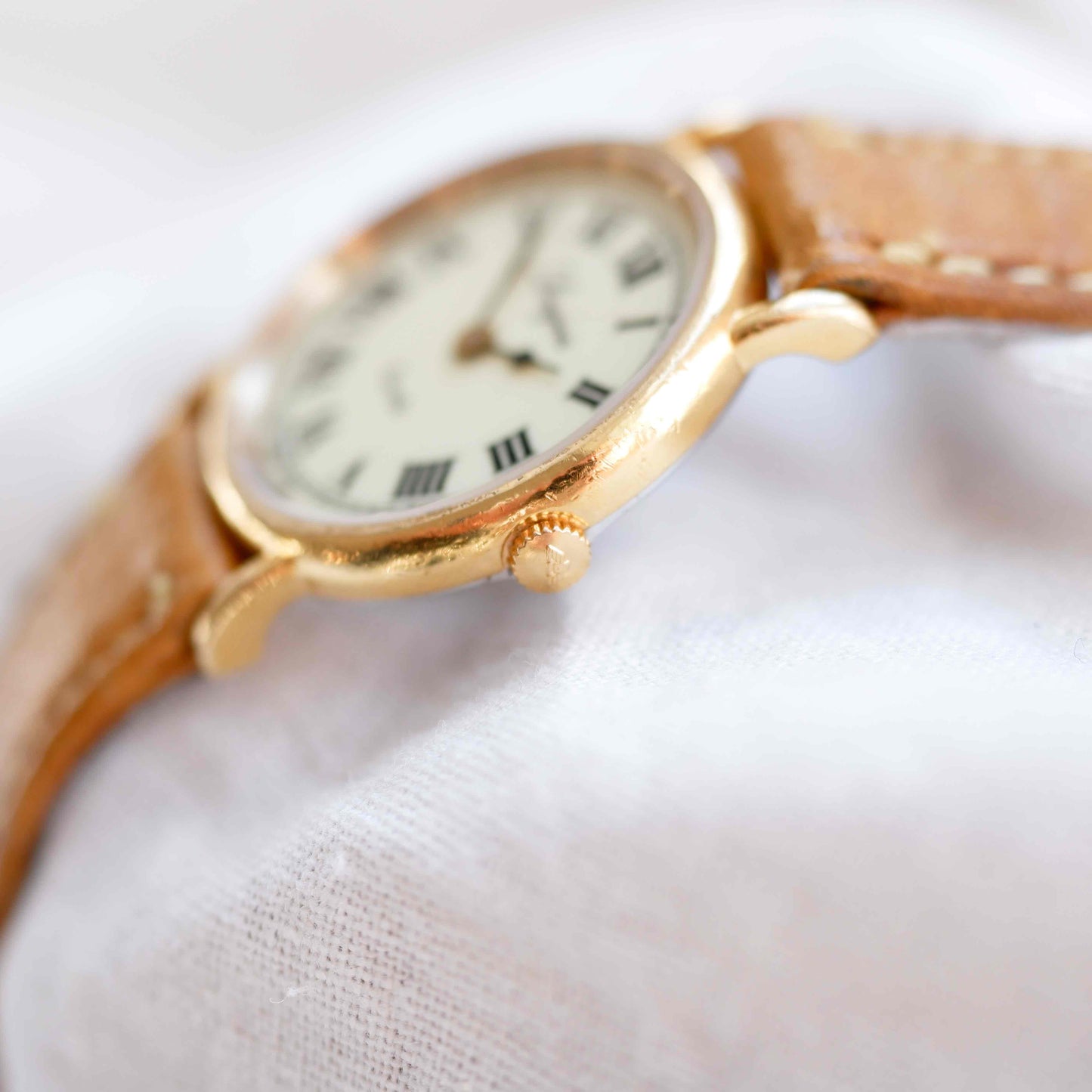 Longines Vintage Watch: Dainty Ladies 80s Golden with Ivory Dial