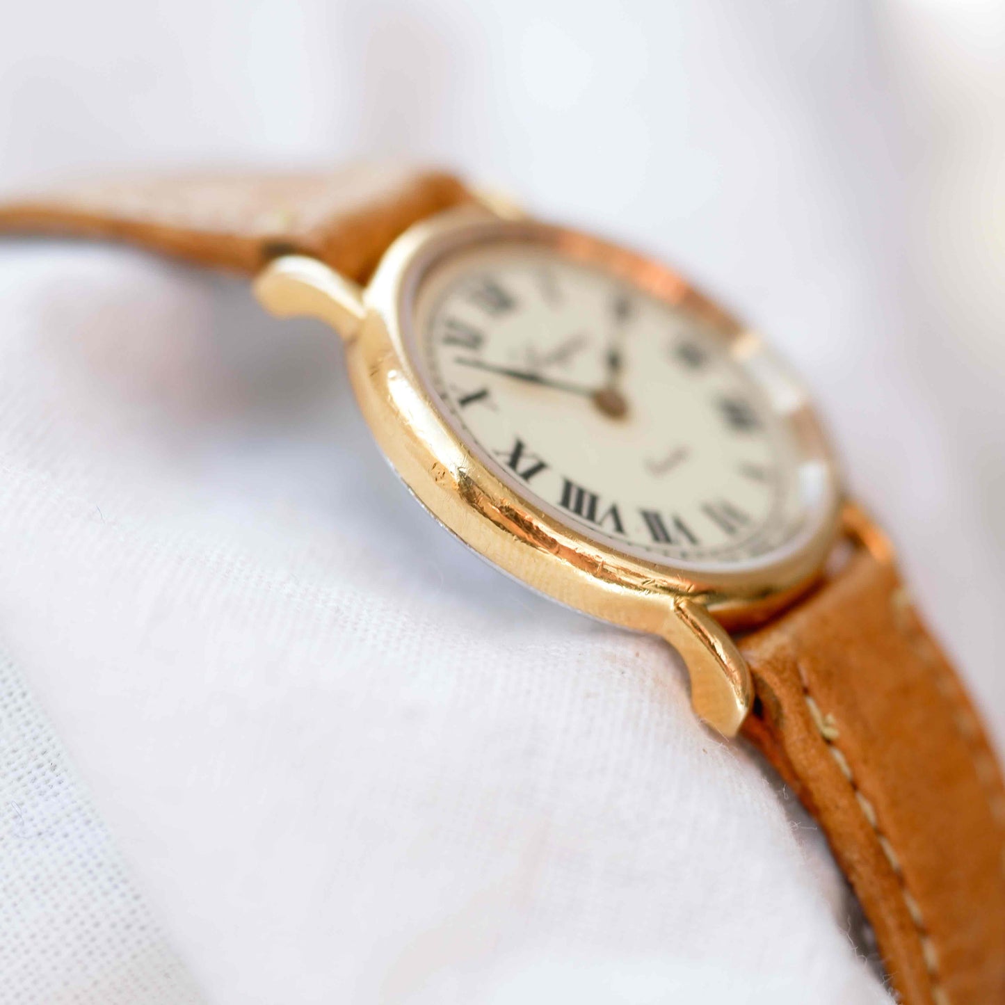 Longines Vintage Watch: Dainty Ladies 80s Golden with Ivory Dial