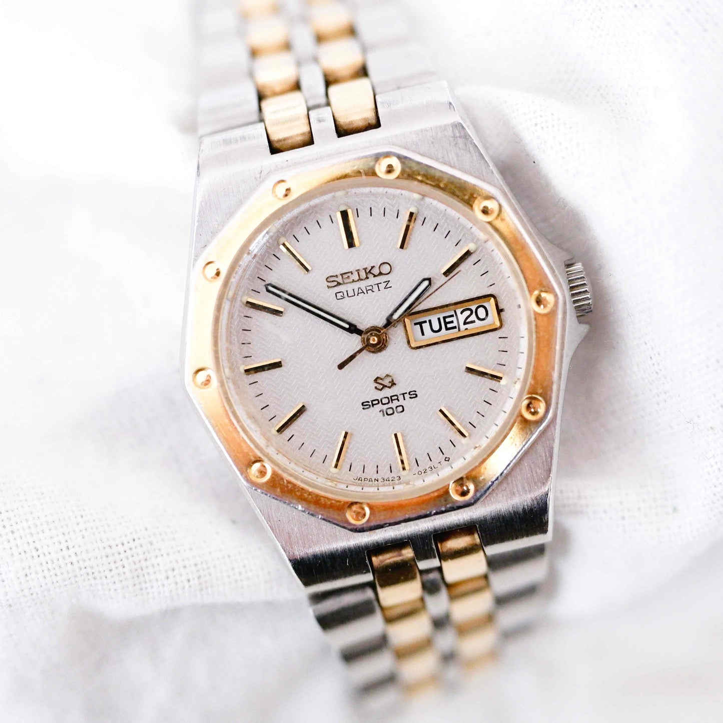 Seiko Oak Sports 100: Ladies Vintage 80s Two-Tone Gold Waffle Dial