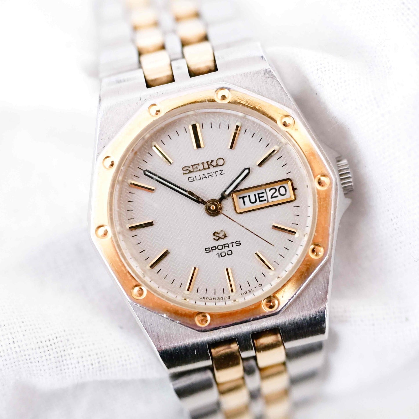 Seiko Oak Sports 100: Ladies Vintage 80s Two-Tone Gold Waffle Dial